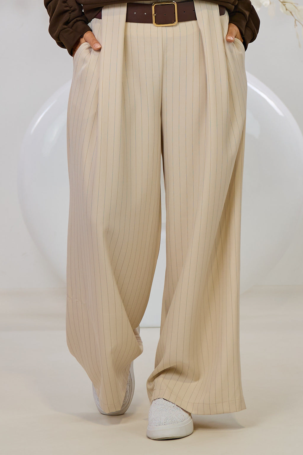 Nadelstreifen Hose mit besonderer Gürtelschlaufe, beige