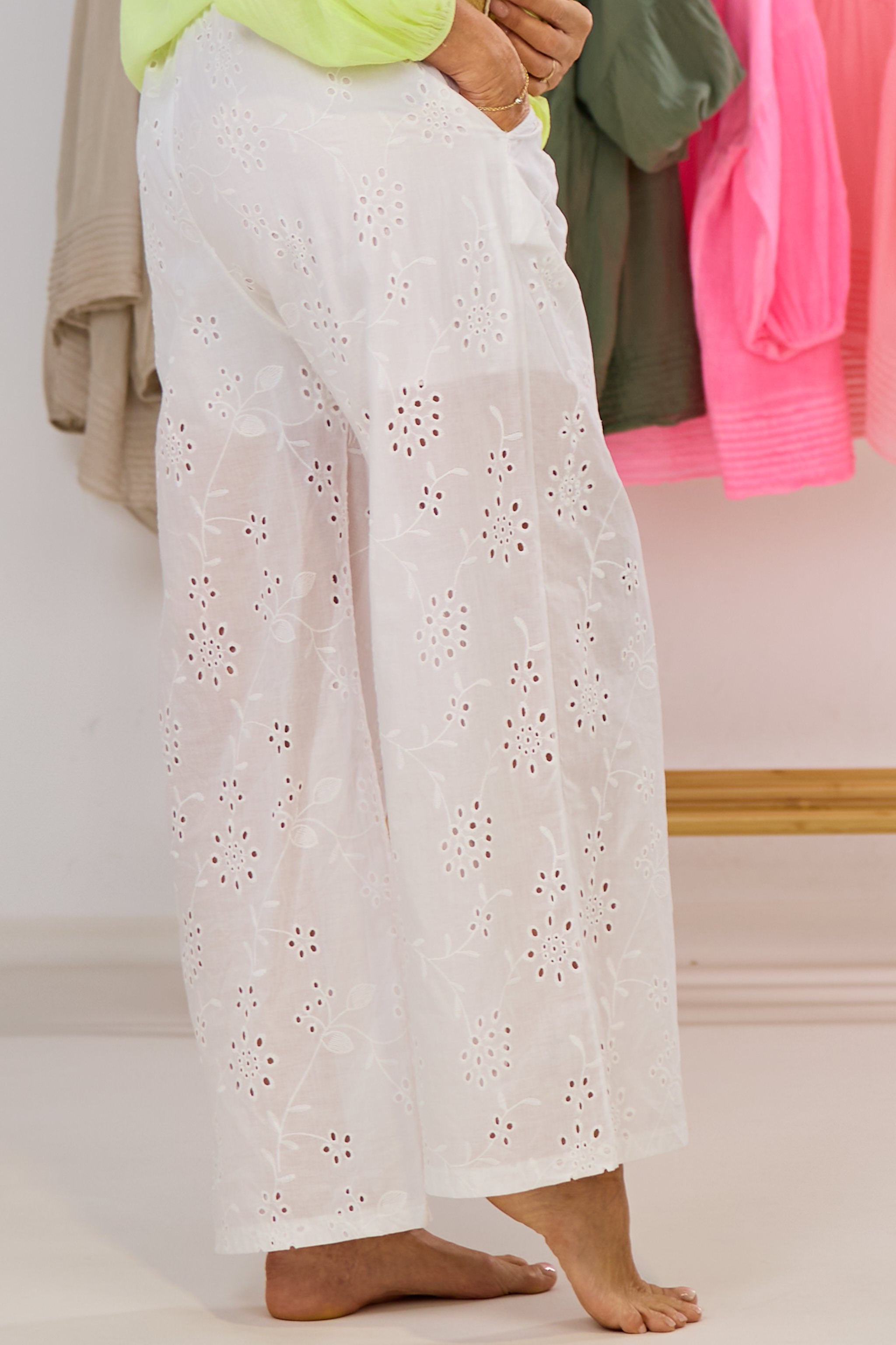 Leichte Baumwollhose mit Lochstickerei, weiß