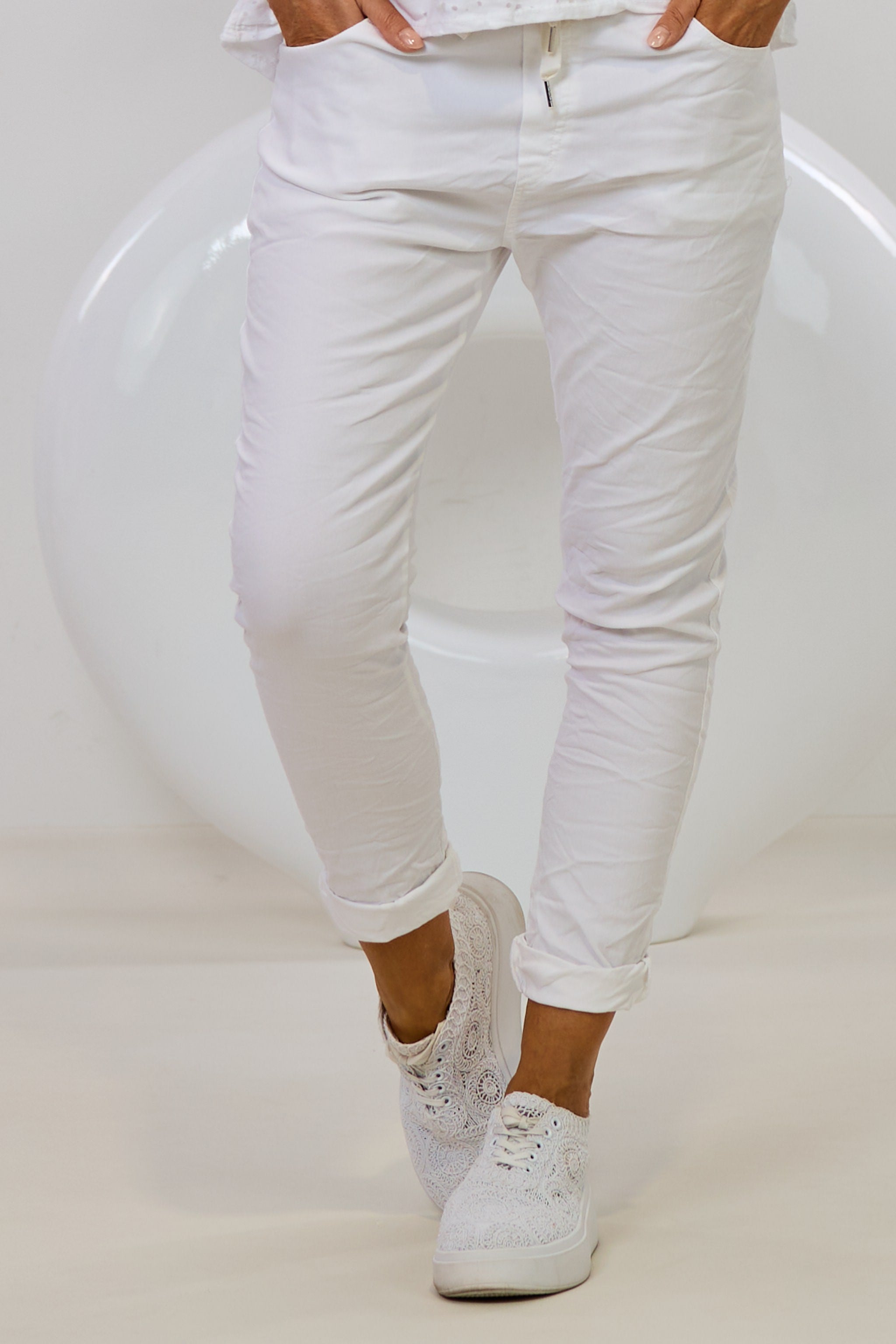 Hose mit elastischem Bund im Knitterlook, weiß