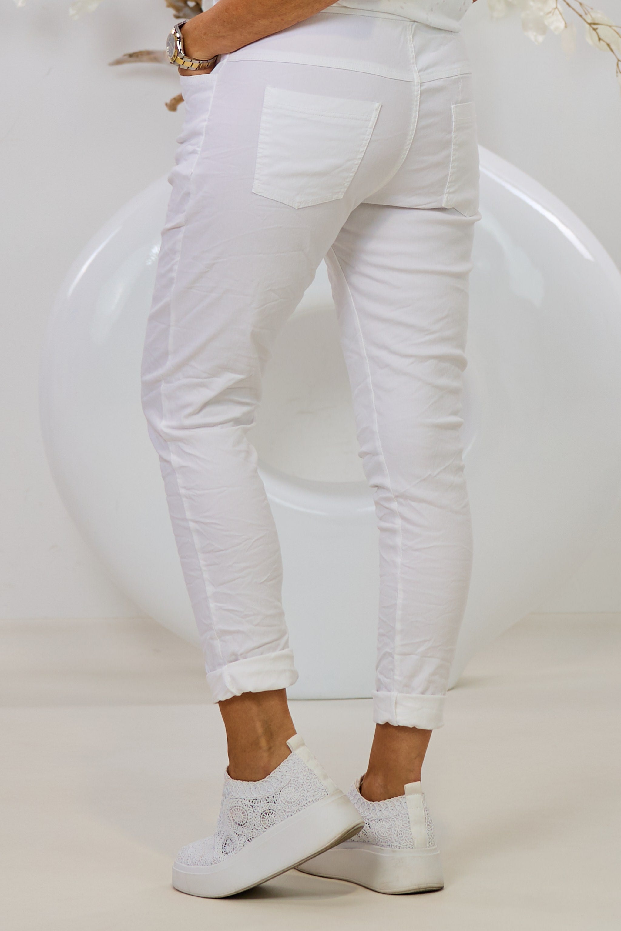 Hose mit elastischem Bund im Knitterlook, weiß