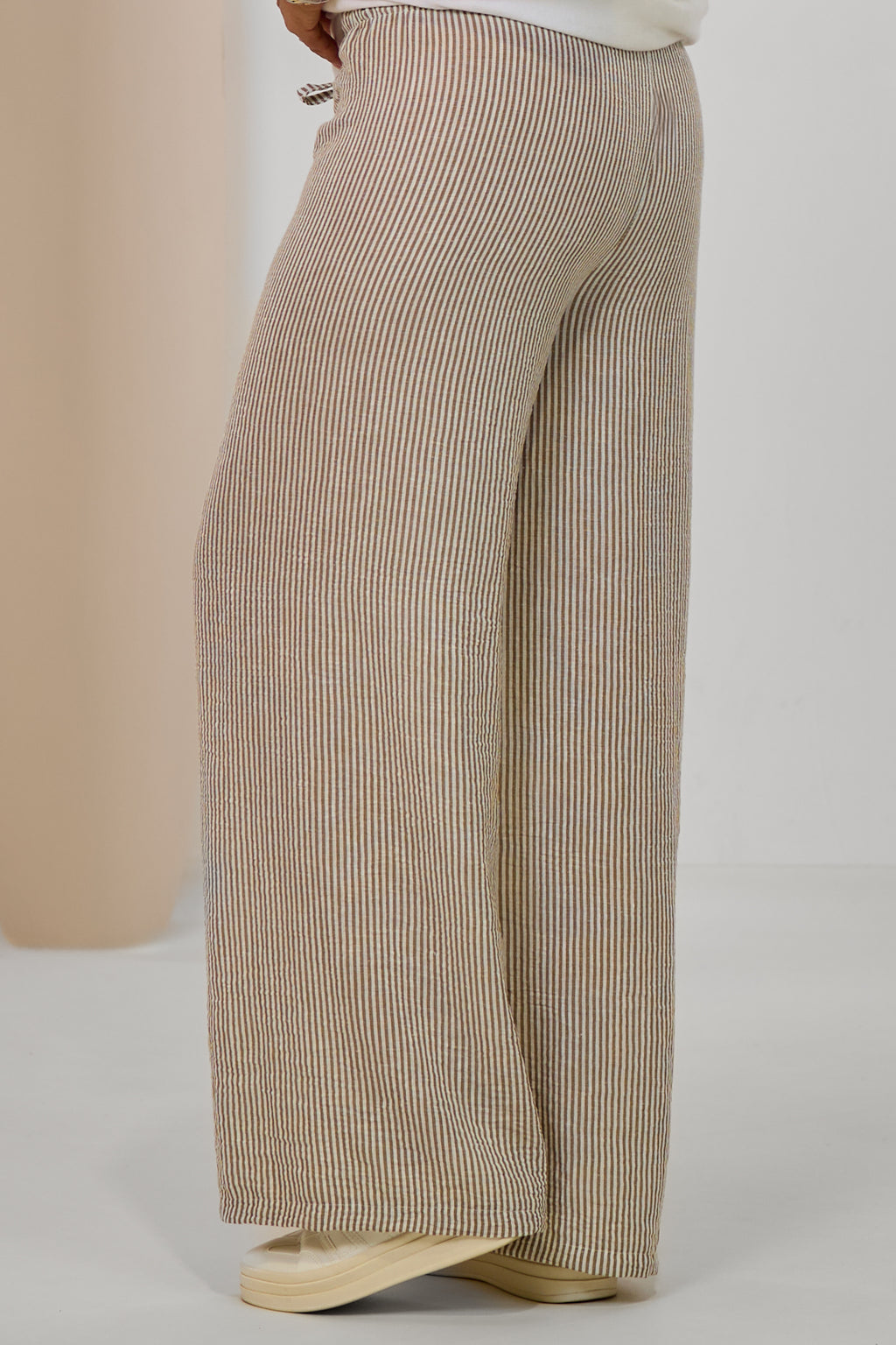 gestreifte Sommerhose, taupe-weiß