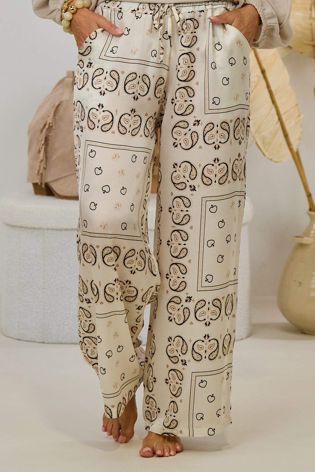 Seidige Stoffhose mit Fantasy-Muster, creme-taupe