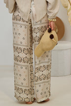 Seidige Stoffhose mit Fantasy-Muster, creme-taupe