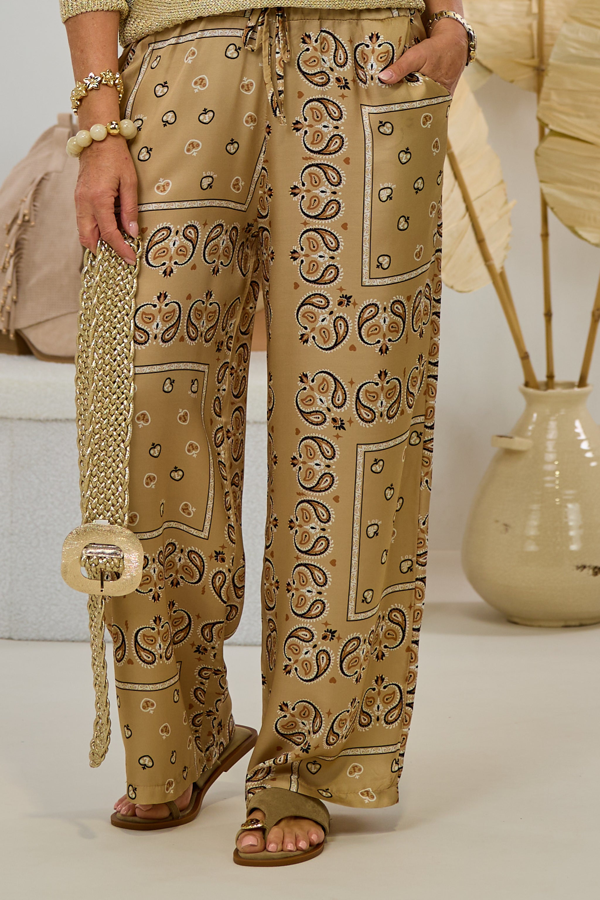 Seidige Stoffhose mit Fantasy-Muster, taupe-braun
