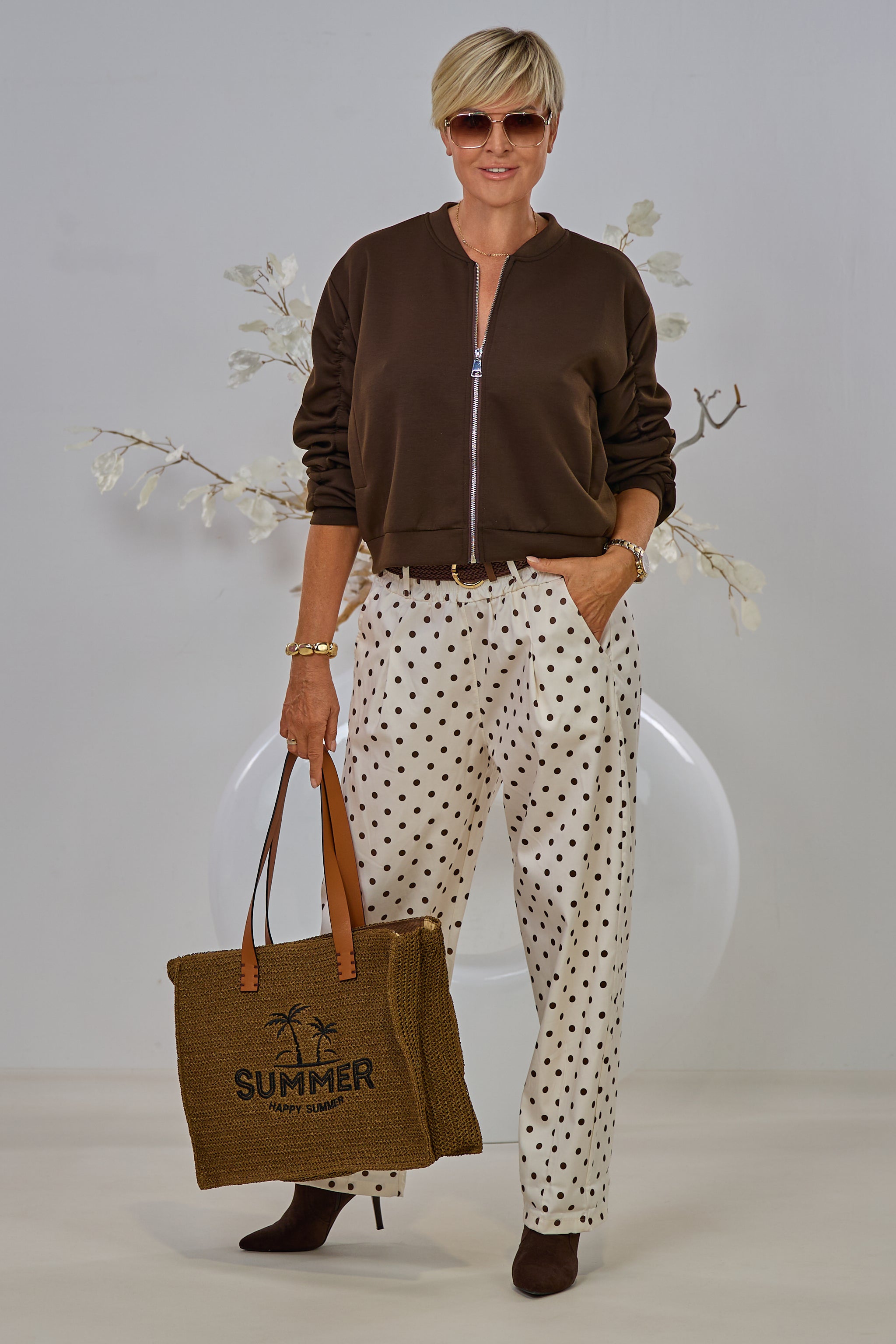 Gepunktete Hose mit Gürtel, hellbeige-braun