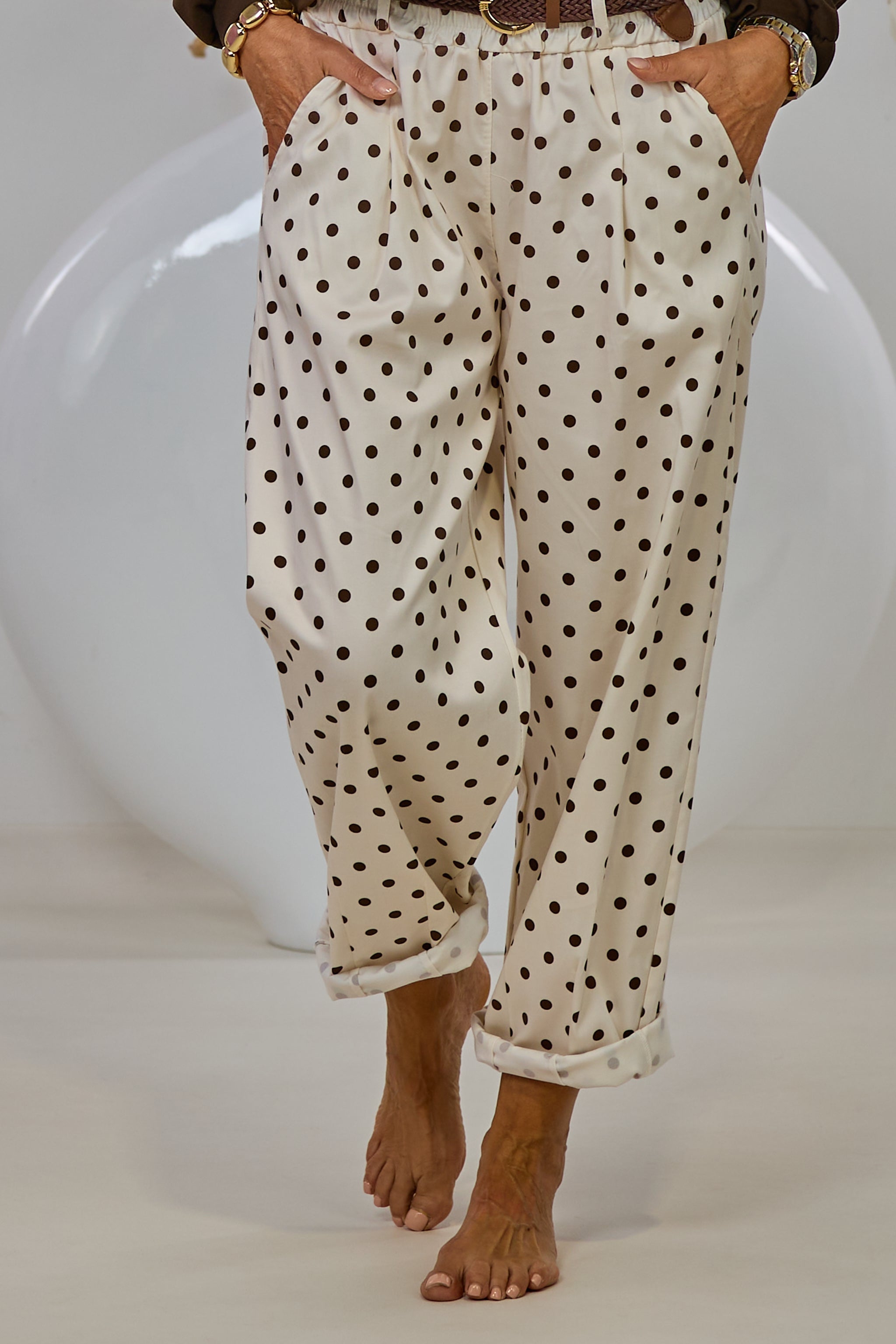 Gepunktete Hose mit Gürtel, hellbeige-braun