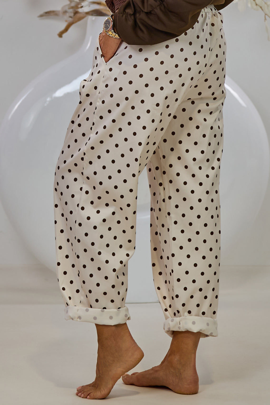 Gepunktete Hose mit Gürtel, hellbeige-braun