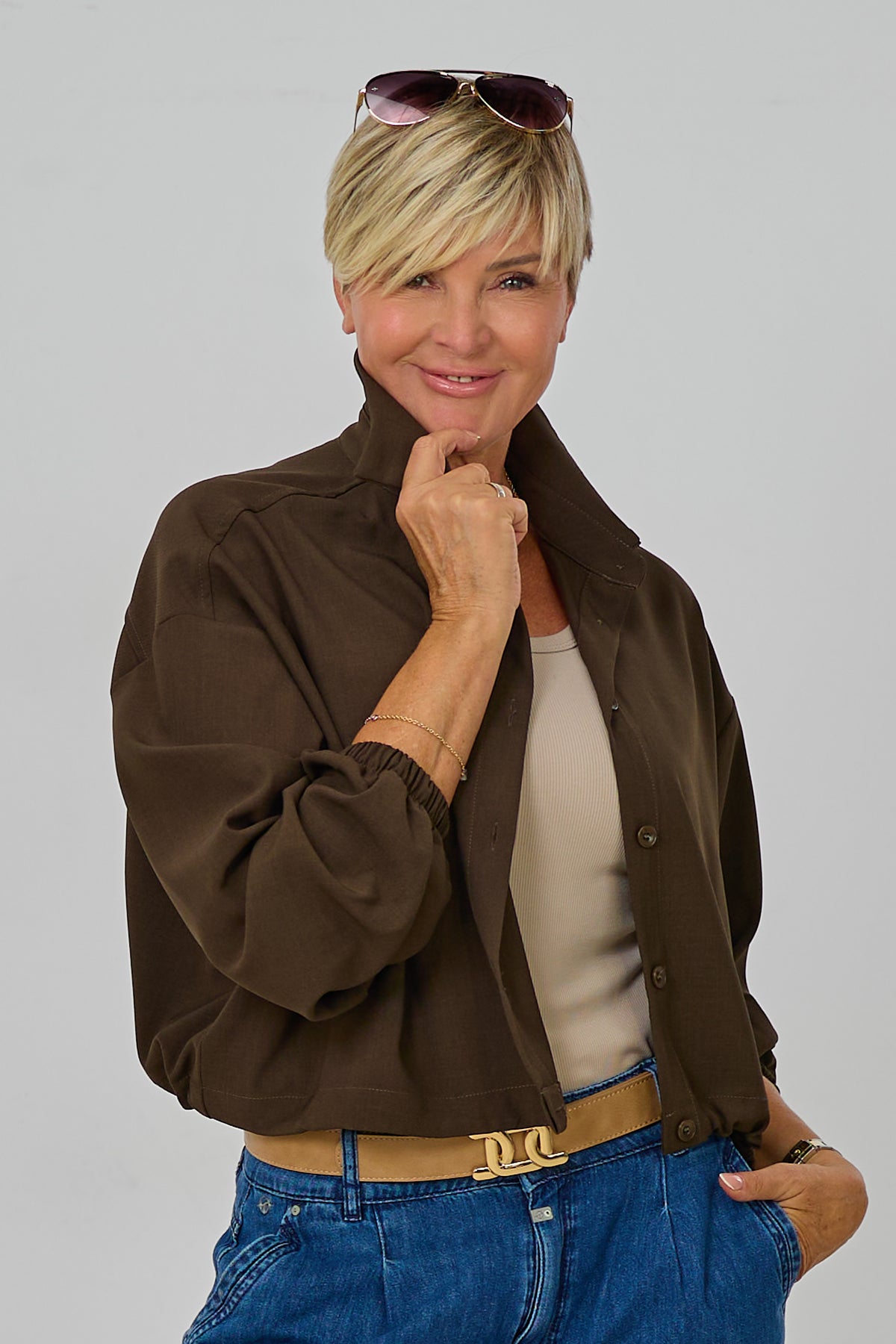 Kurze Bluse mit elastischen Bündchen, schokobraun