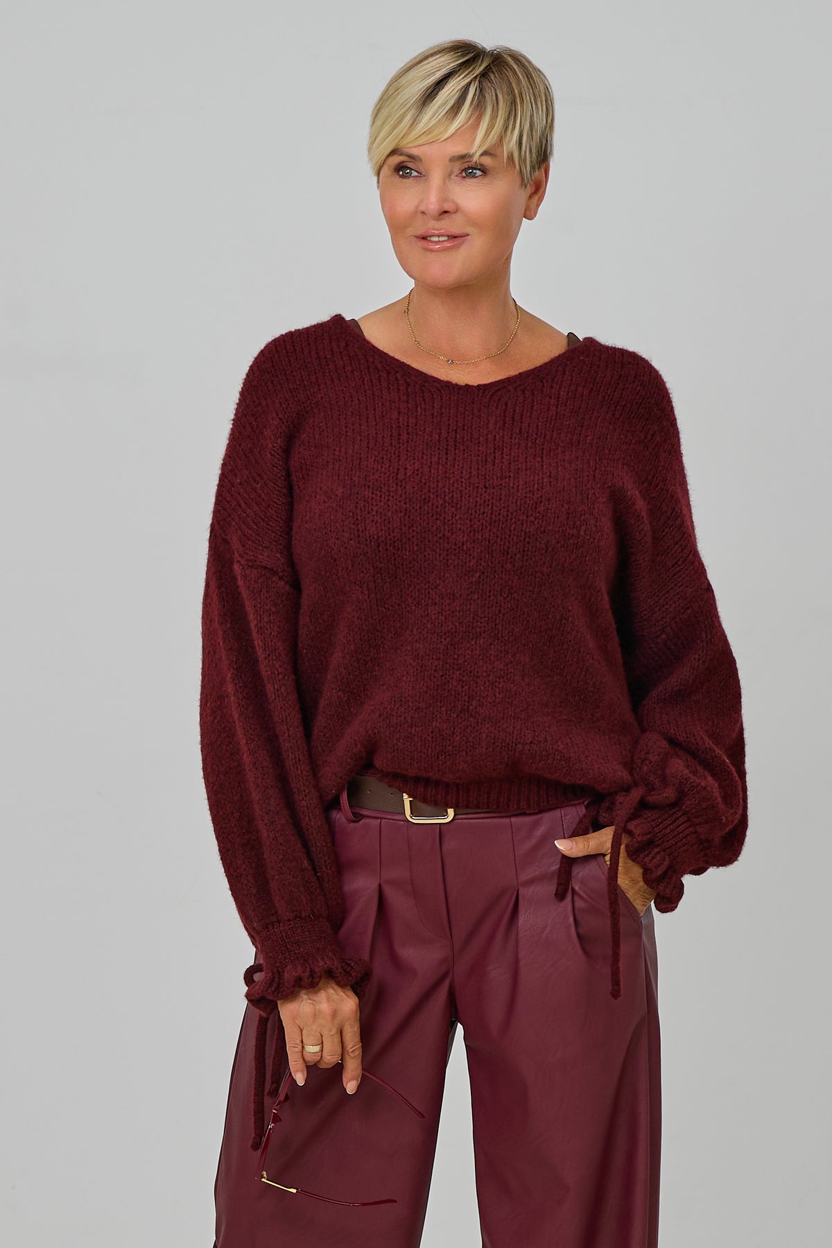 Strickpulli mit gerüschten Bündchen an den Ärmeln, bordeaux meliert