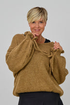 Strickpulli mit gerüschten Bündchen an den Ärmeln, camel meliert