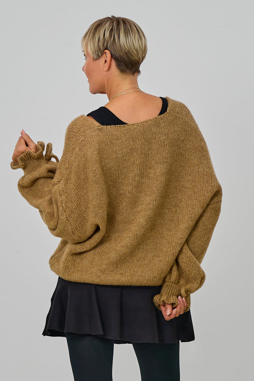 Strickpulli mit gerüschten Bündchen an den Ärmeln, camel meliert