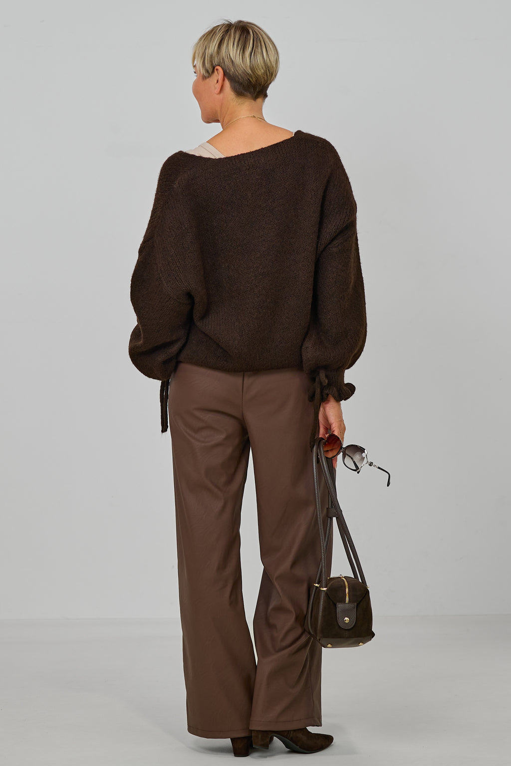 Strickpulli mit gerüschten Bündchen an den Ärmeln, schokobraun