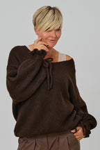 Strickpulli mit gerüschten Bündchen an den Ärmeln, schokobraun