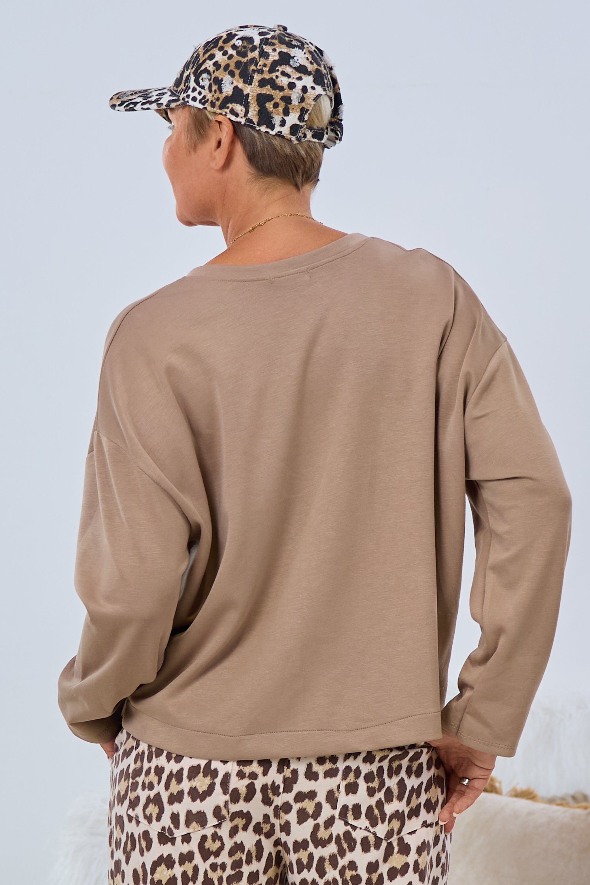 Cozy Shirt mit Leo-Aufnäher, taupe