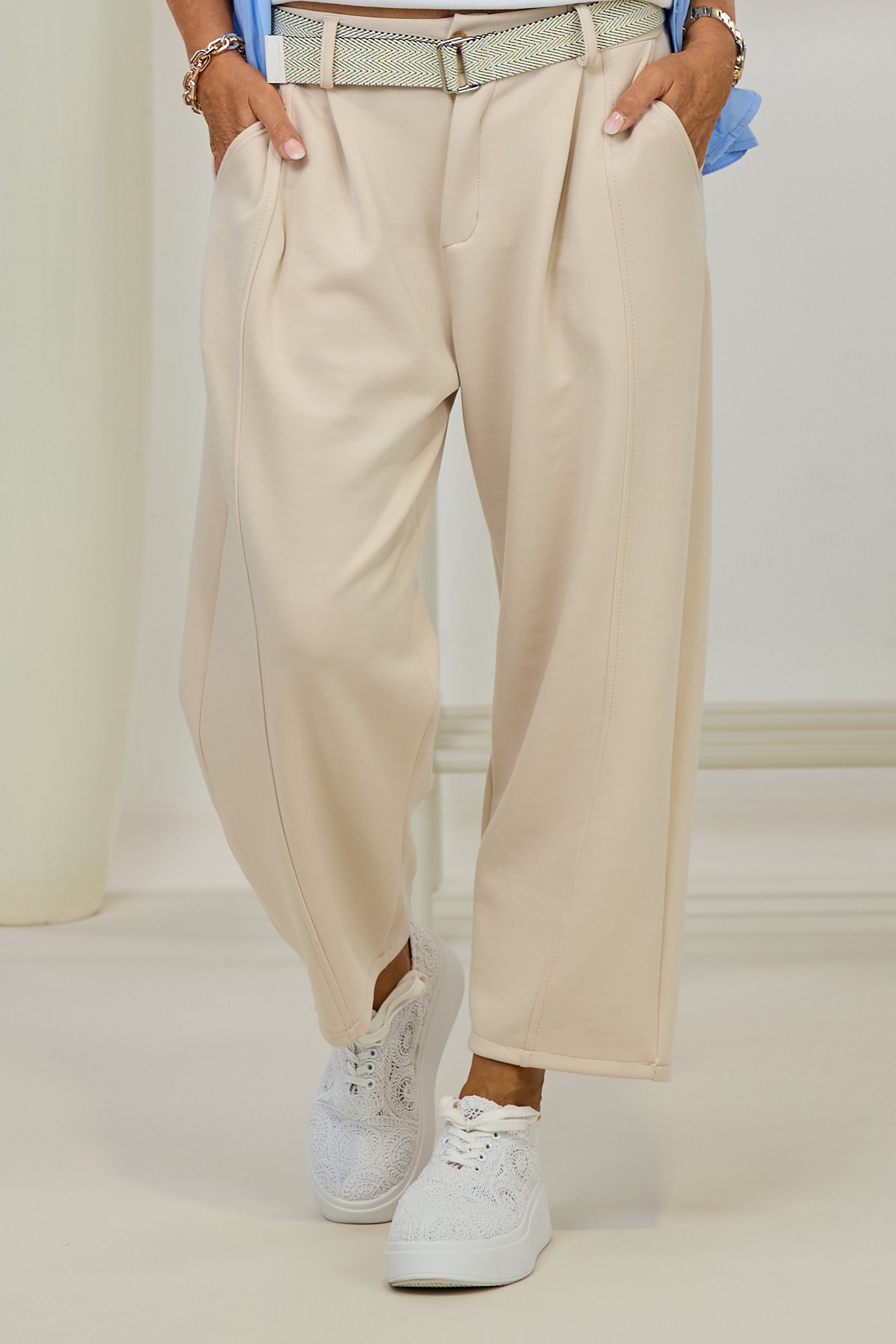 Weiche Hose mit Gürtel, beige