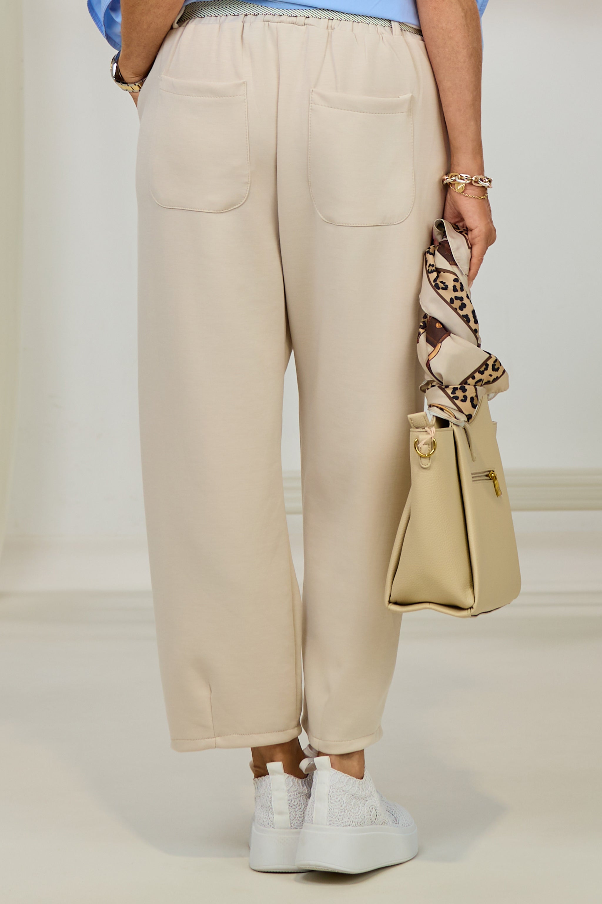 Weiche Hose mit Gürtel, beige