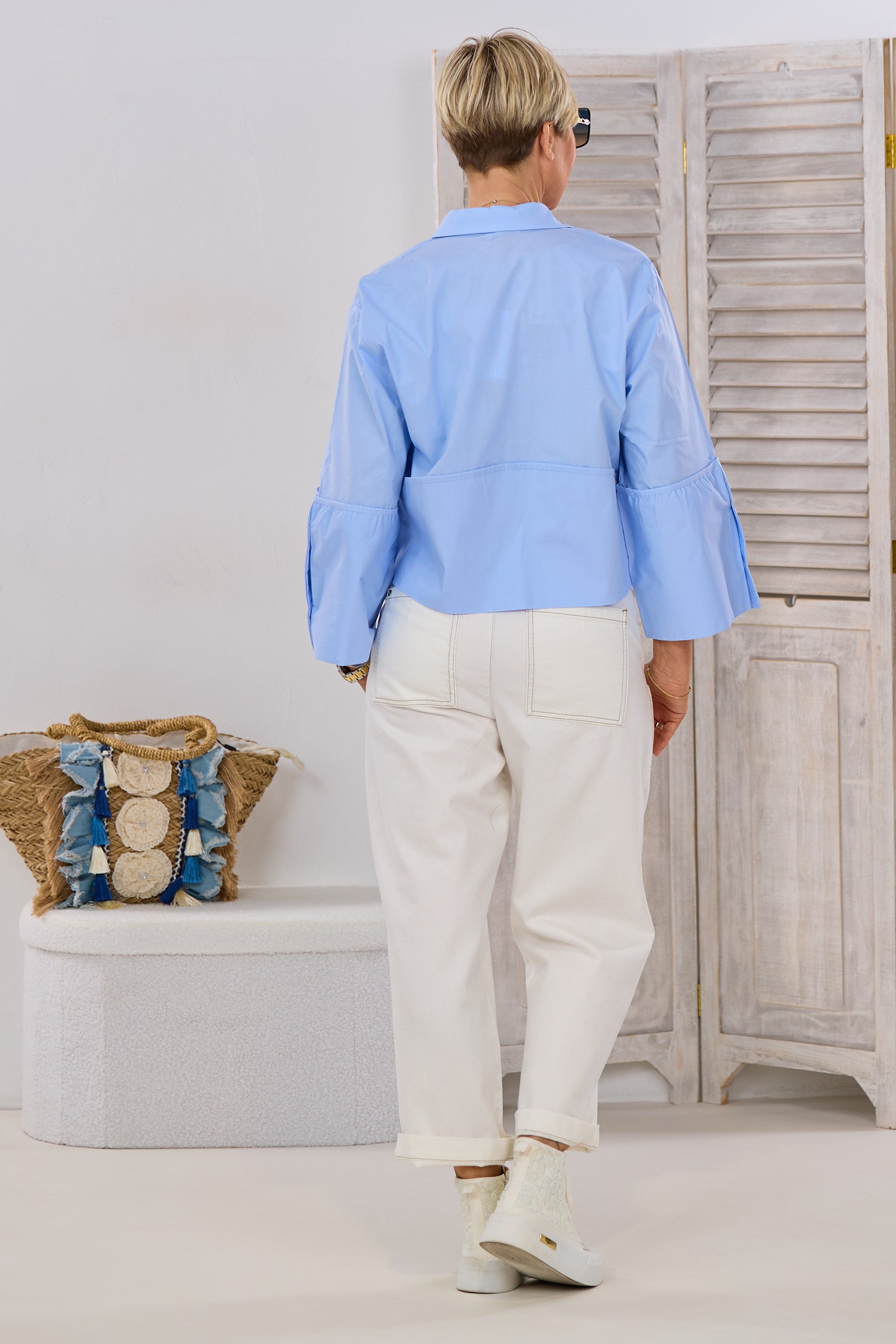 Cropped Bluse mit breitem Umschlag, hellblau