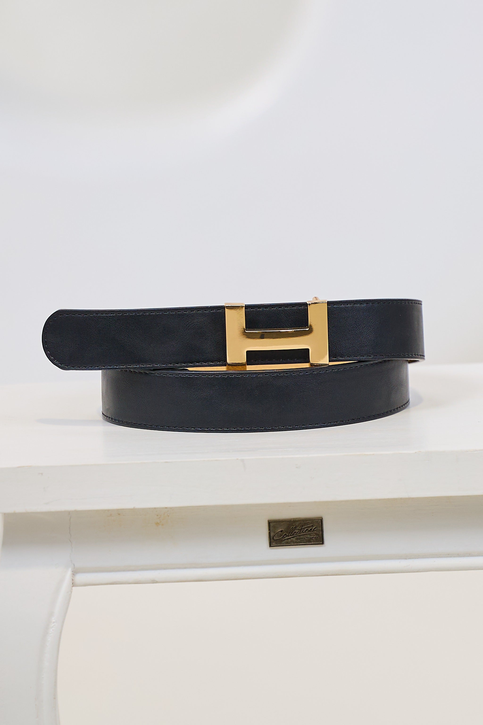Ledergürtel mit goldener Schnalle, schwarz