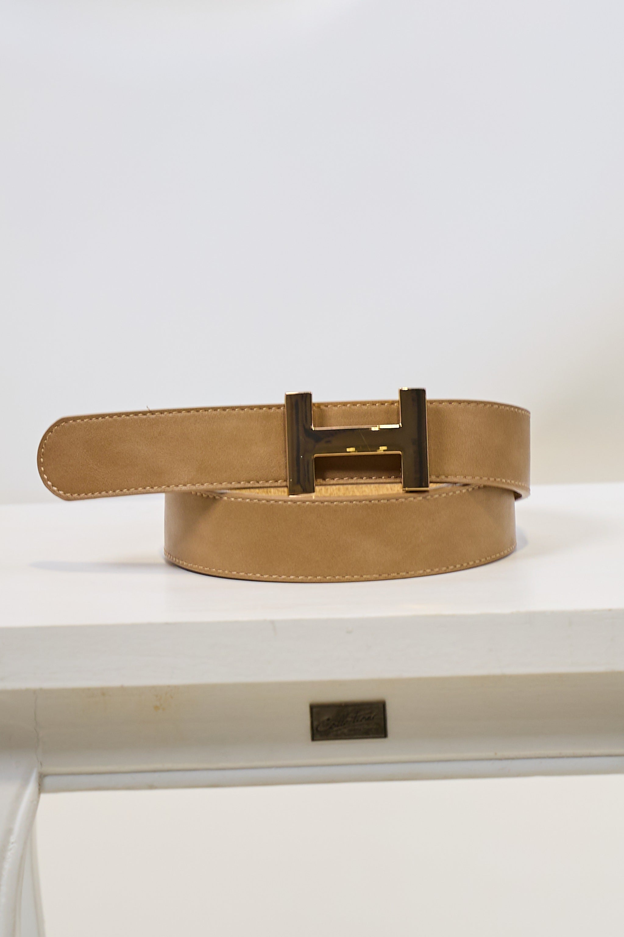 Ledergürtel mit goldener Schnalle, taupe