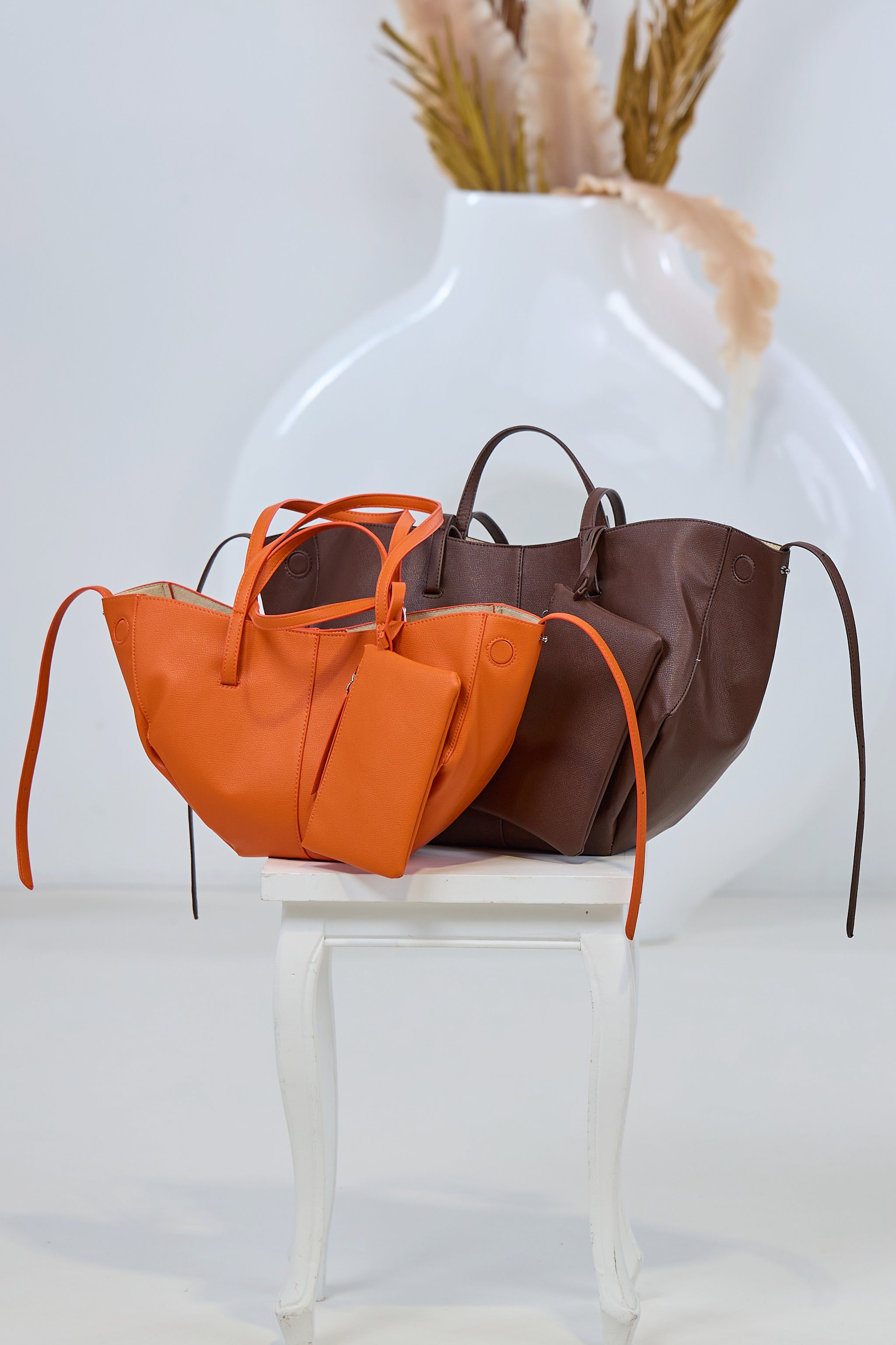 große variable Tasche mit Magneten um die Größe zu verstellen, dunkelbraun