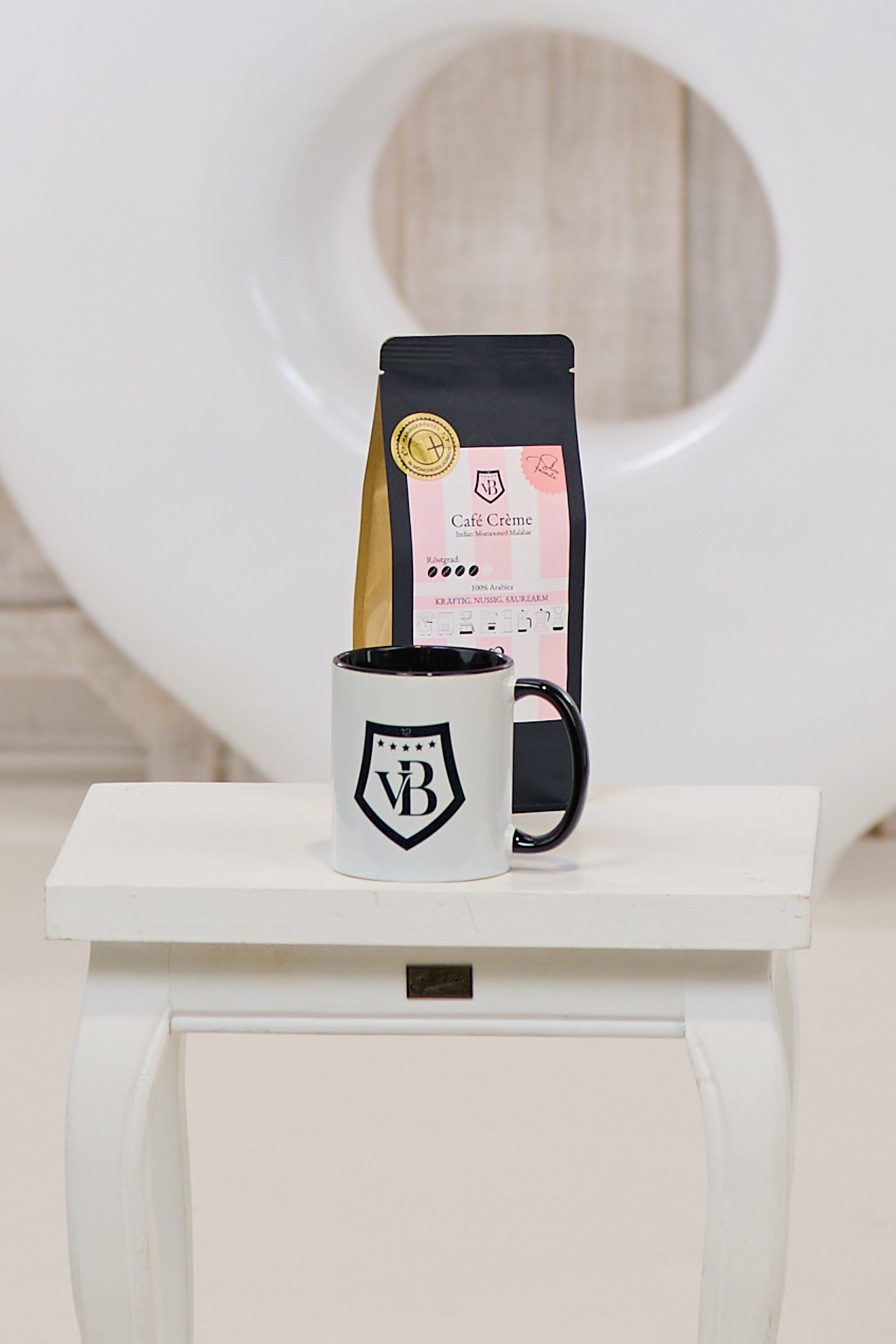 Tasse: 𝒱𝐵 𝒷𝓎 𝒮𝒾𝓁𝓋𝒾𝒶, weiß-schwarz