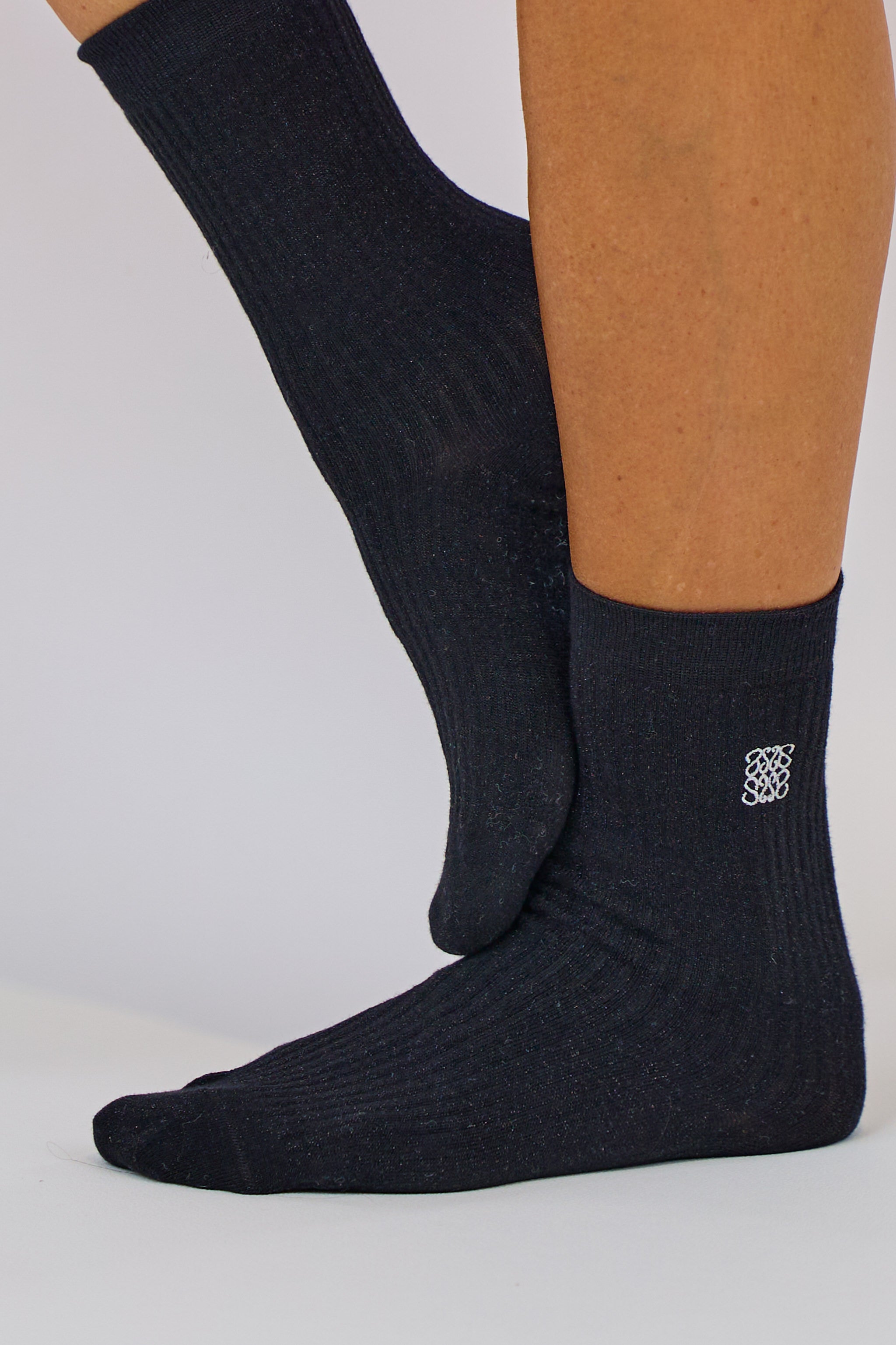 Socken mit weißem Emblem, schwarz von Trends & Lifestyle