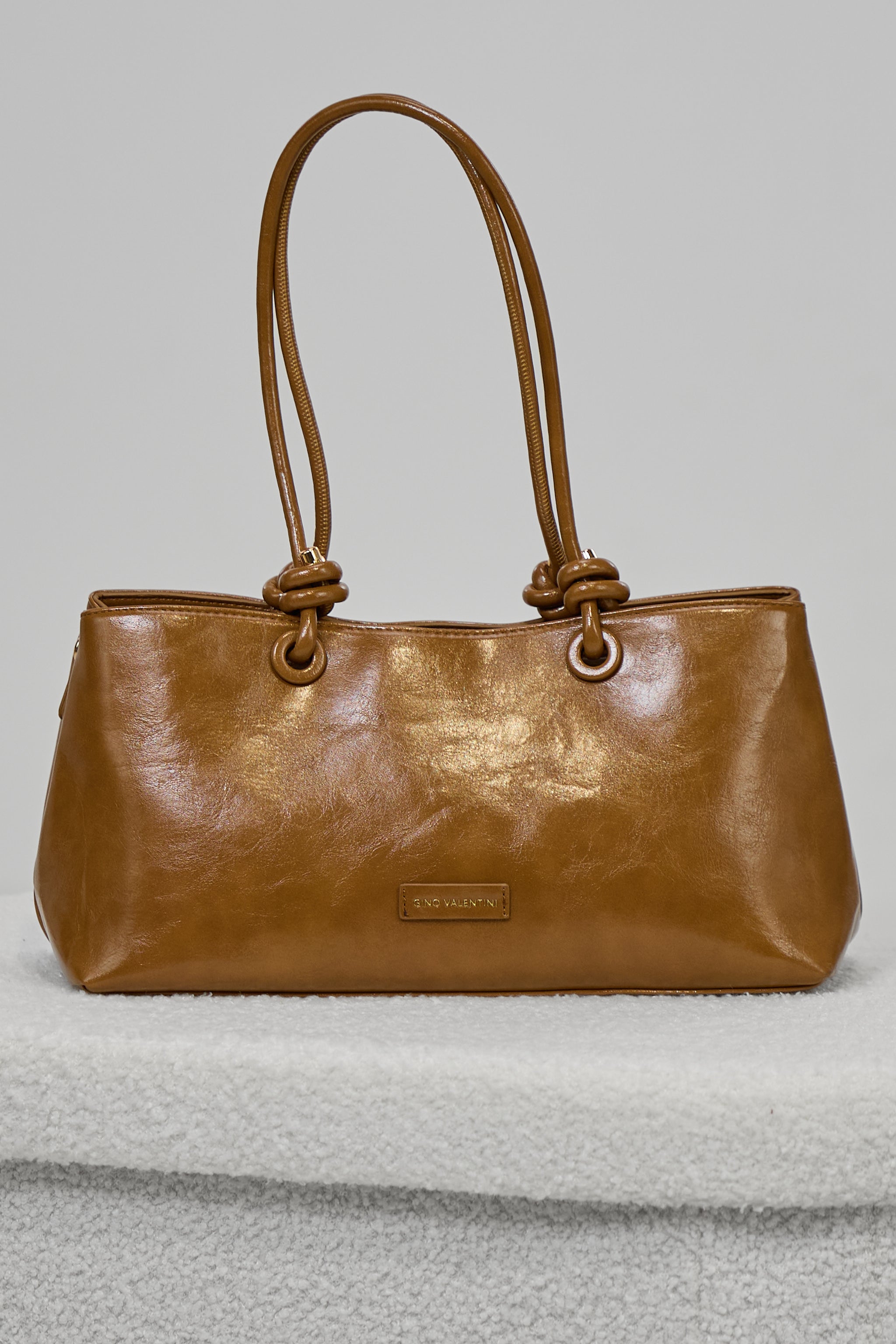 Leicht glänzende Baguette-Tasche, camel