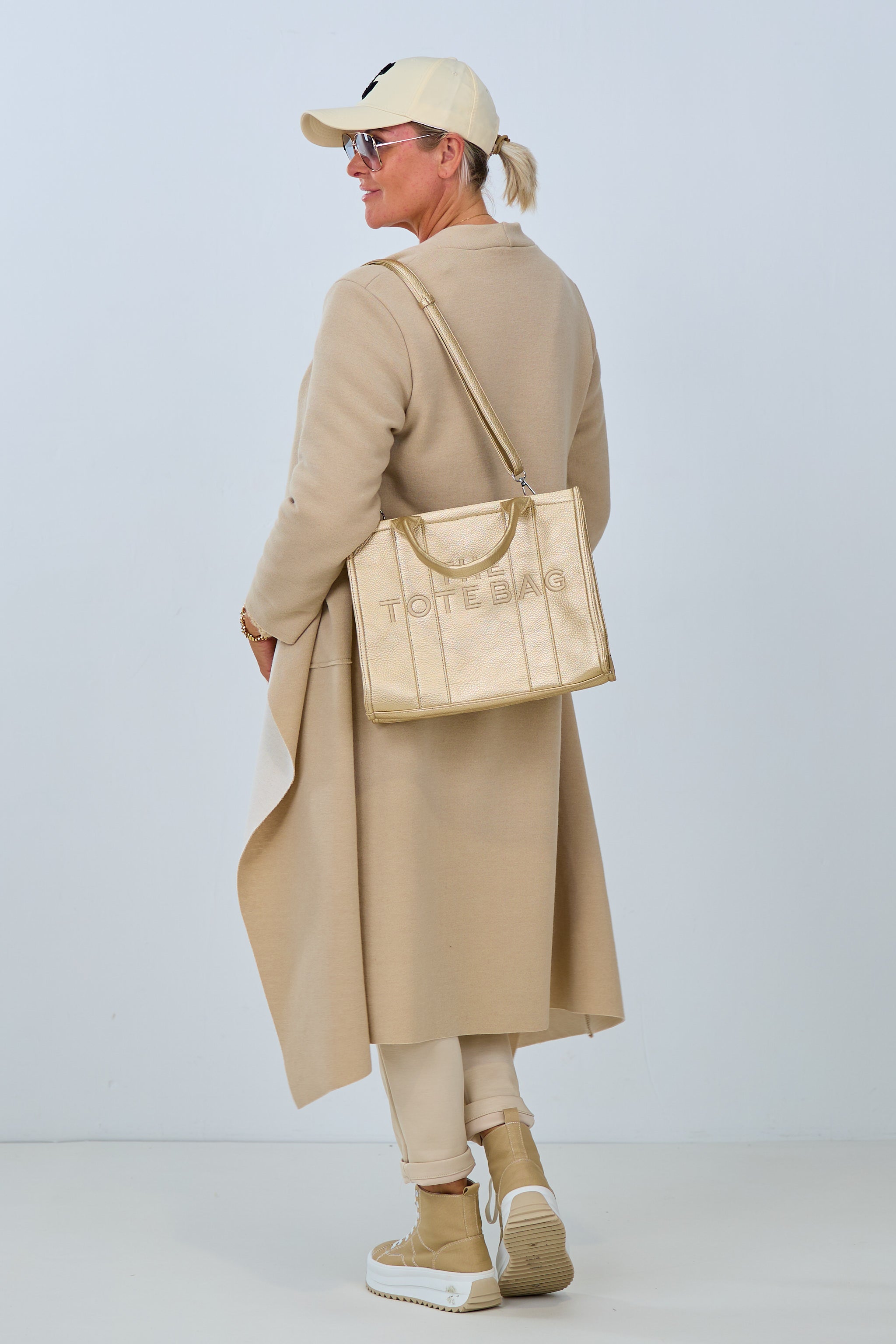 Stylish shopper, gold