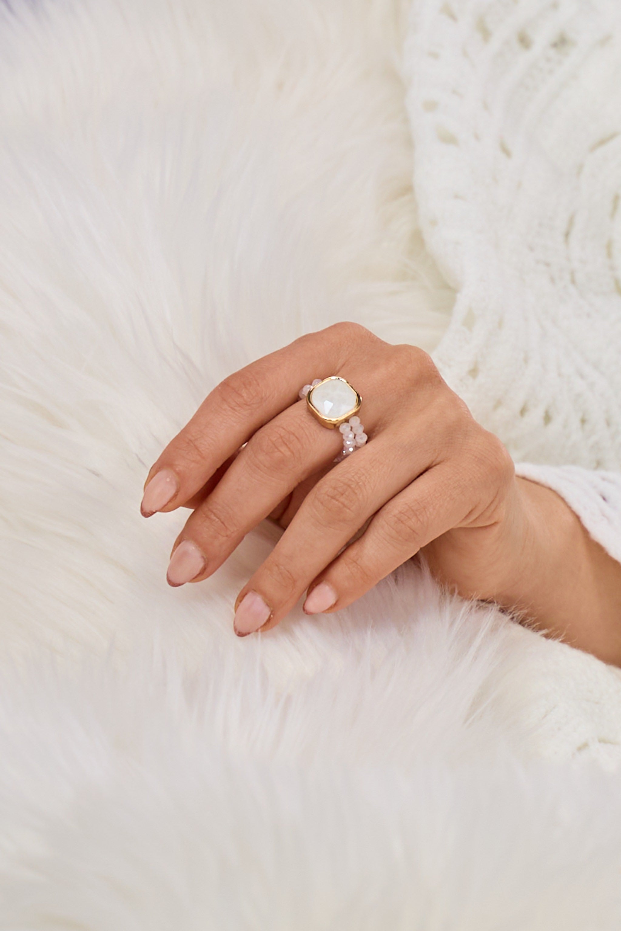 Elastischer Perlenring, weiß-gold