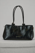 Leicht glänzende Baguette-Tasche, schwarz