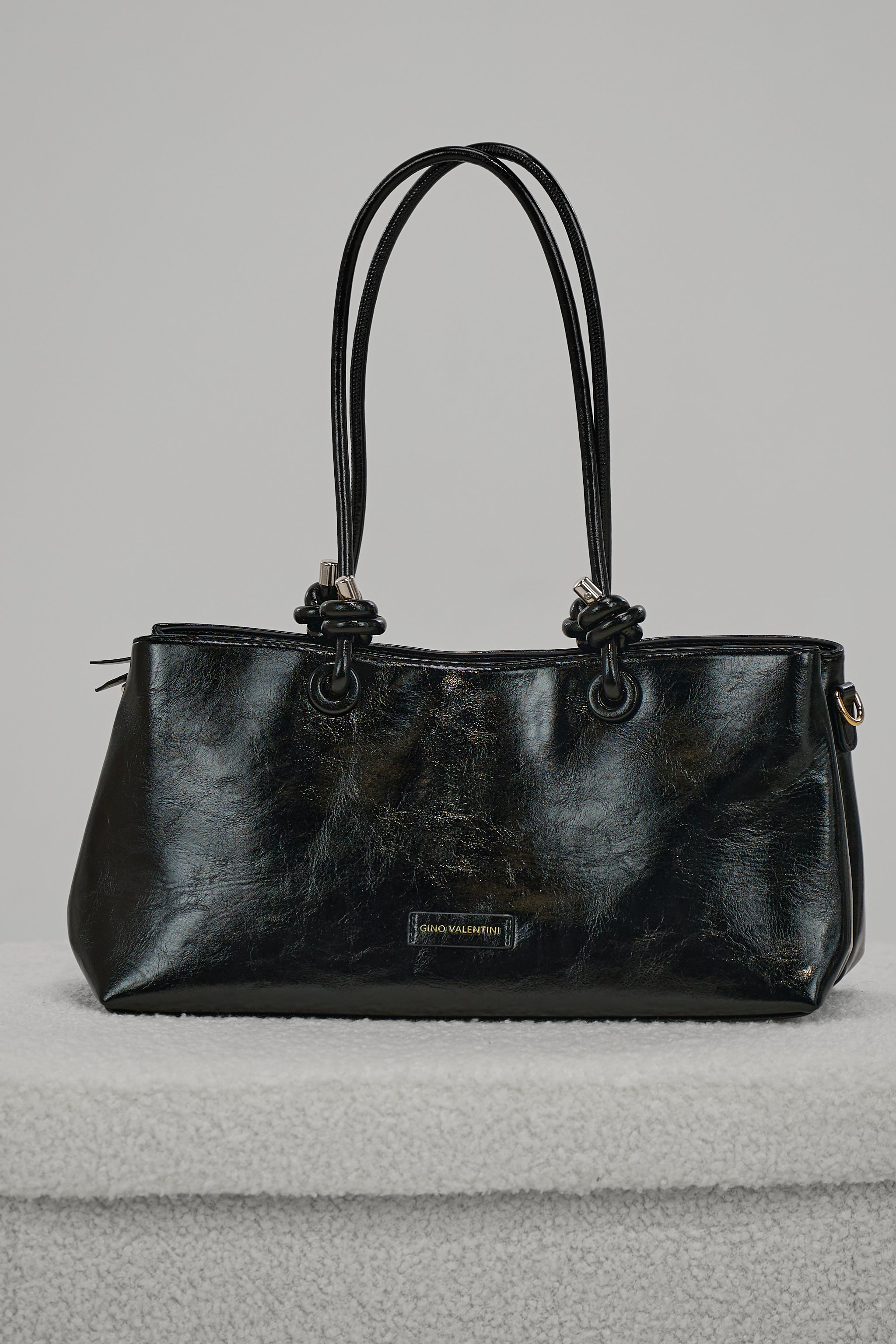 Leicht glänzende Baguette-Tasche, schwarz
