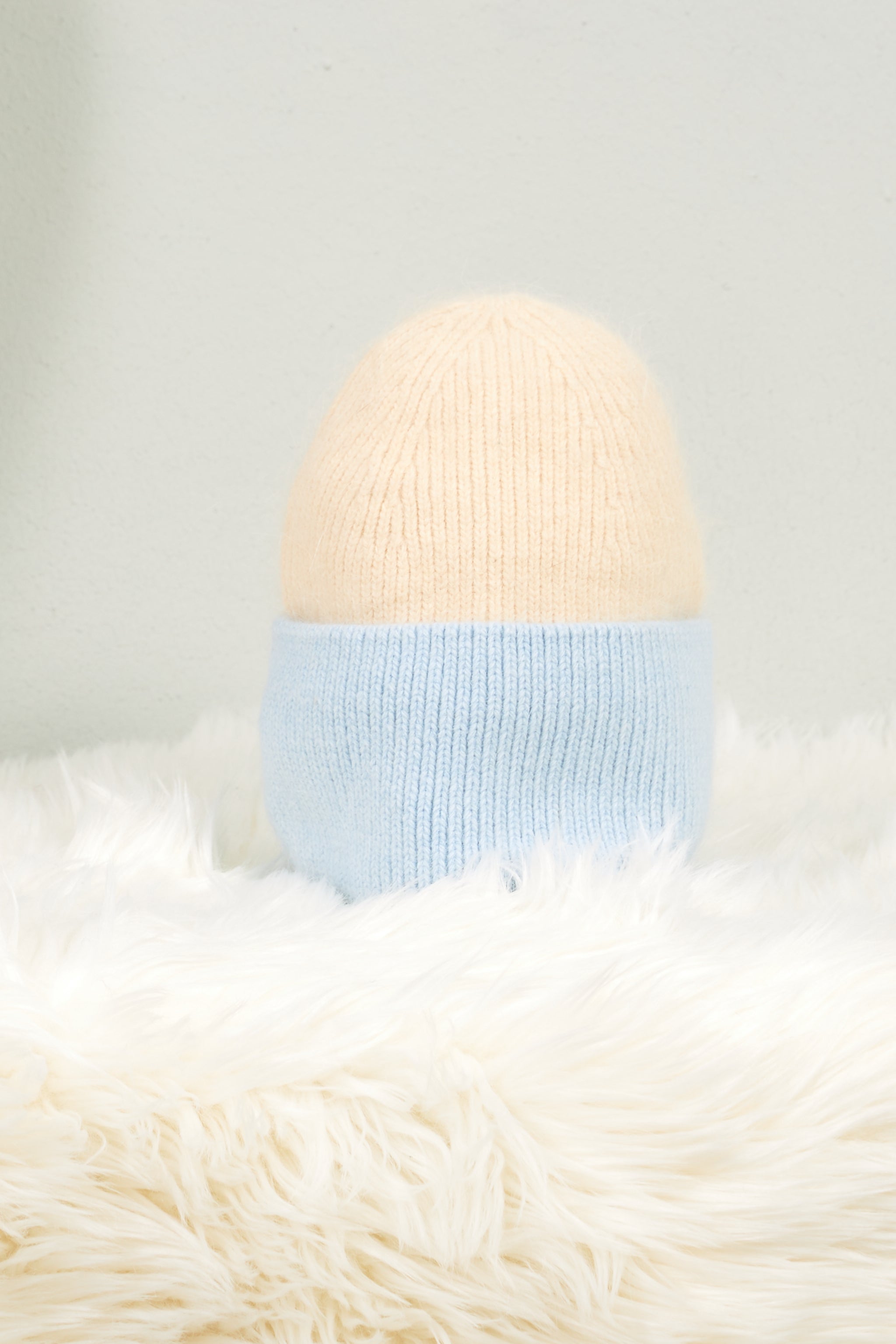 Fluffy hat, cream-light blue
