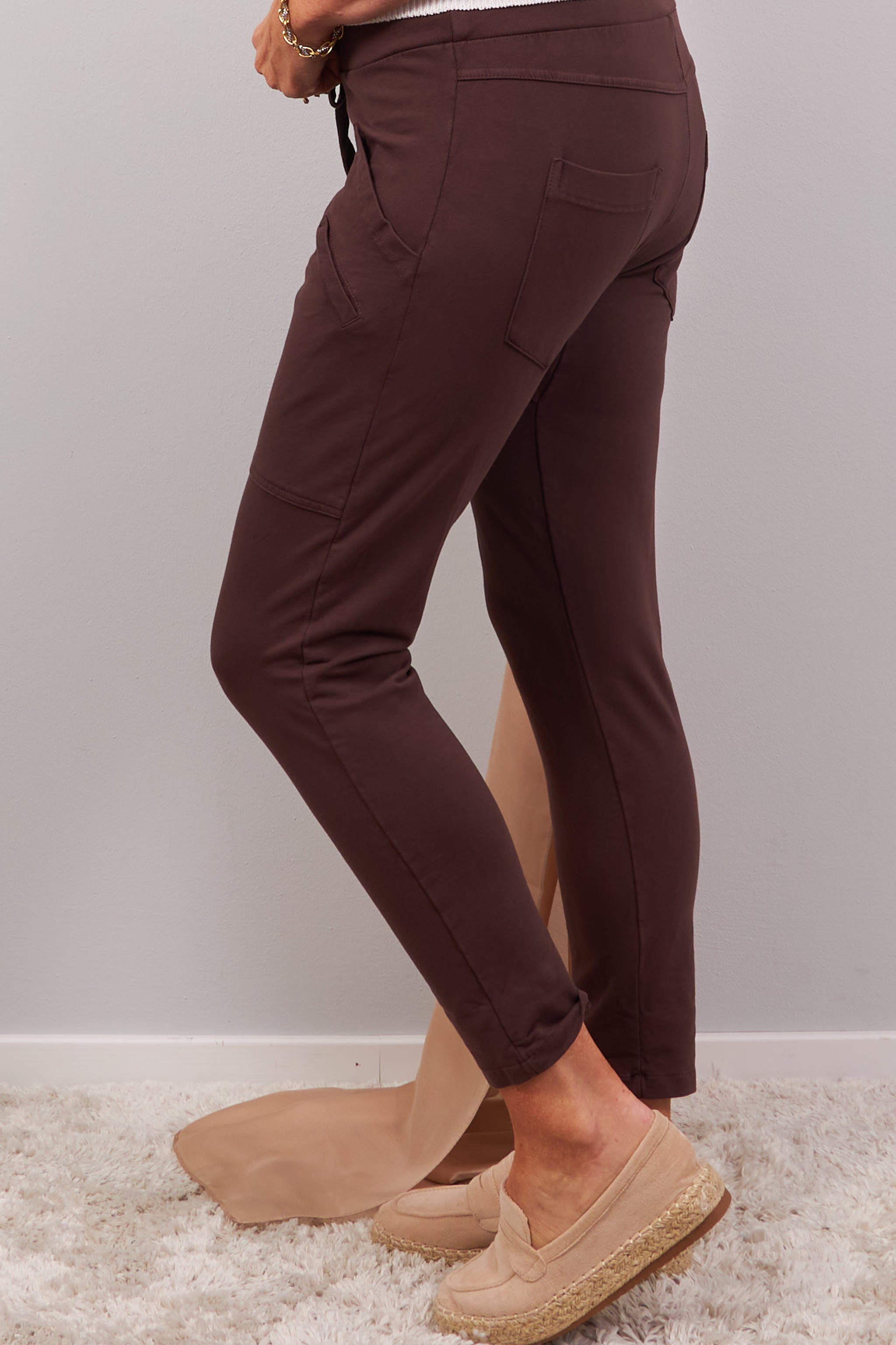 Jog pants with large pockets, chocolate brown